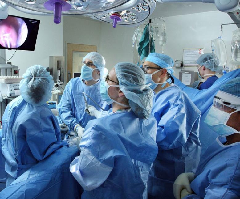 神经外科医生正在操作手术机器人
