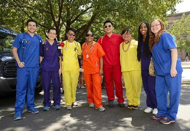 医护人员穿着彩色工作服以示自豪.